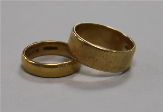 Two 18ct gold wedding bands.